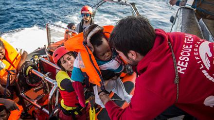 Seenotrettung im Mittelmeer. Ein Baby wird in Sicherheit gebracht.