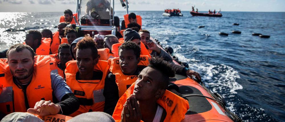 "Jeder, der zu Tode kommt, ist einer zu viel", sagt Regierungssprecher Seibert über Flüchtlinge auf dem Mittelmeer.
