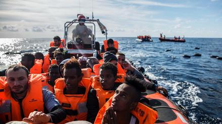 Migranten aus Libyen auf der Fahrt über das Mittelmeer. 