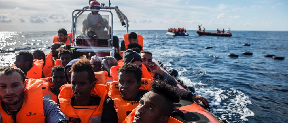 Migranten sitzen 2018 in einem Schlauchboot.
