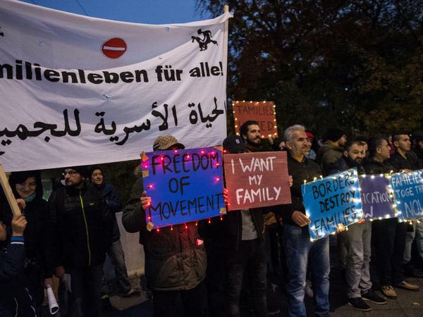 Geht es nach der Union und der FDP, finden ihre Forderungen kein Gehör: Flüchtlinge demonstrierten Anfang November vor dem Innenministerium in Berlin und forderten den Familiennachzug. 