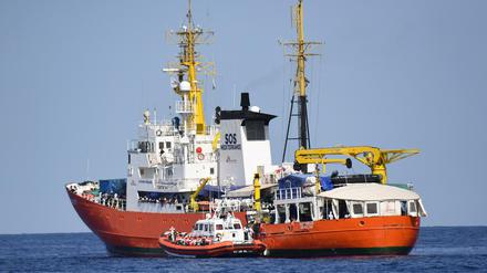 Ein Schiff der italienischen Küstenwache legt am Rettungsschiff "Aquarius" der Nichtregierungsorganisation SOS Mediterranee an.