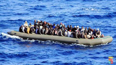 Ein Boot mit Flüchtlingen aus Afrika kurz vor dem italienischen Lampedusa. 
