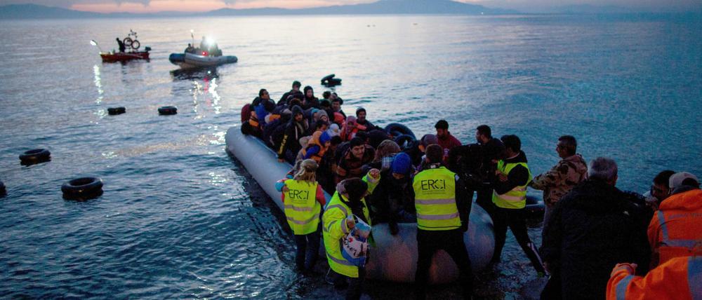 Flüchtlinge vor der griechischen Insel Lesbos. 