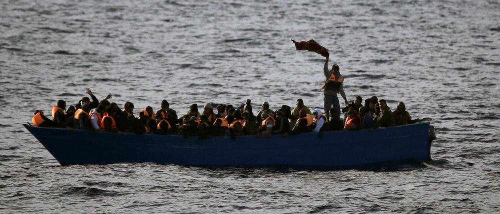 Flüchtlinge aus Afrika rufen auf dem Mittelmeer um Hilfe. Die EU-Kommission will die illegale Migration verringern.