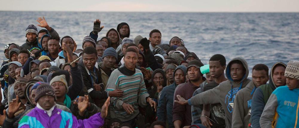 In einem völlig überfüllten Gummiboot sind diese Flüchtlingen von der libyschen Küste aufgebrochen.