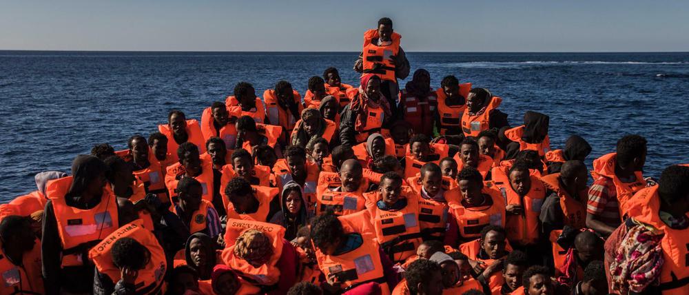 Flüchtlinge vor der Küste von Libyen an Bord eines überfüllten Holzbootes.