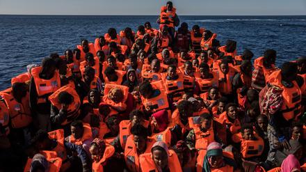 Flüchtlinge warten vor der Küste Libyens auf die Überfahrt nach Europa. Die EU schlägt nun Aufnahmezentren vor und bietet den EU-Mitgliedsstaaten wirtschaftliches Entgegenkommen an.