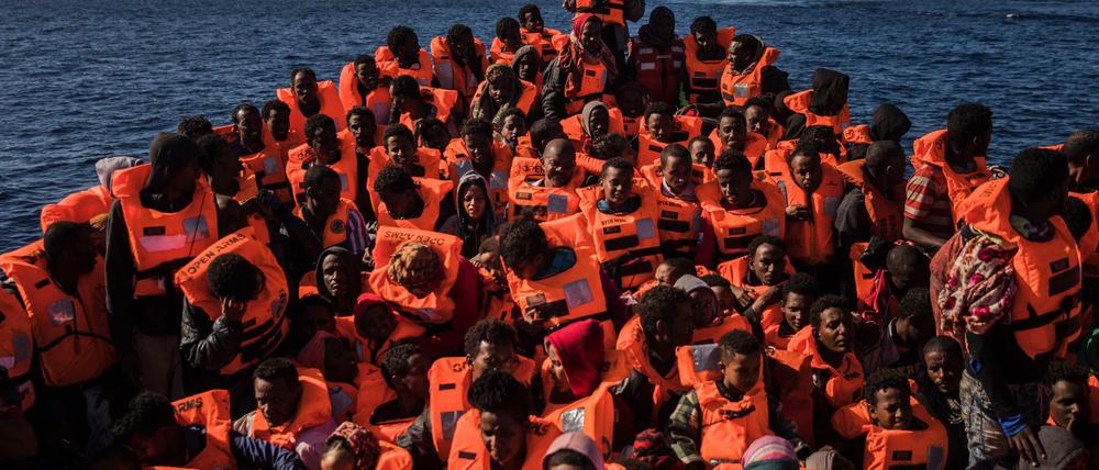 Flüchtlinge warten vor der Küste Libyens auf die Überfahrt nach Europa. Die EU schlägt nun Aufnahmezentren vor und bietet den EU-Mitgliedsstaaten wirtschaftliches Entgegenkommen an.
