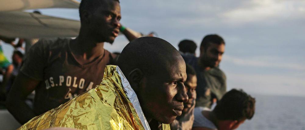 Flüchtlinge auf einem Rettungsschiff der spanischen NGO "ProActiva Open Arms".
