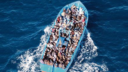 Immer wieder bringen Schlepper Flüchtlinge auf kaum seetüchtigen Booten über das Mittelmeer, hier ein Boot mit 200 Flüchtlingen vor Lamdedusa. 