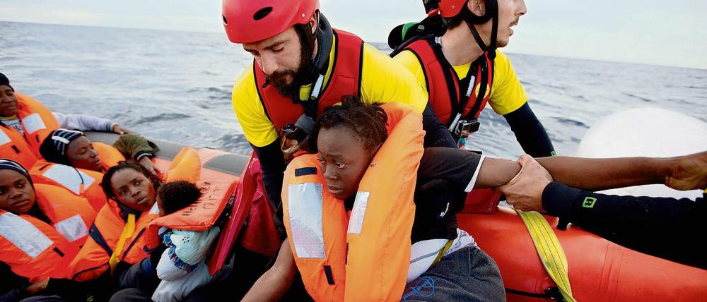 Helfer unter Druck: Nicht nur, dass ihre Mission im Mittelmeer belastend ist, zusätzlich werden die privaten Rettungsorganisationen verdächtigt, mit den Schleppern gemeinsame Sache zu machen (im Bild eine Rettungsaktion spanischen NGO Proactiva Open Arms vom Februar)