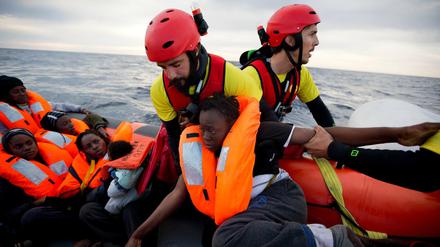 Nicht alle Flüchtlinge haben so viel Glück wie diese Menschen, die im Februar vor der libyschen Küste gerettet wurden.