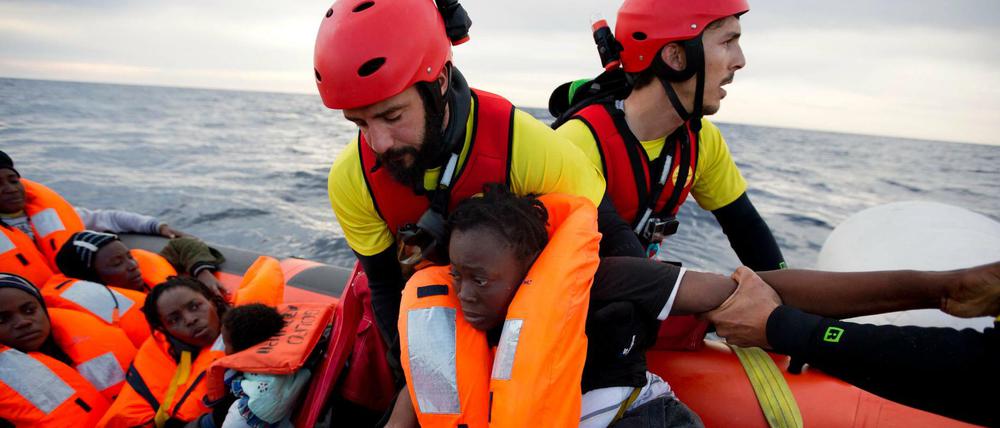 Nicht alle Flüchtlinge haben so viel Glück wie diese Menschen, die im Februar vor der libyschen Küste gerettet wurden.