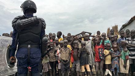 Flüchtlinge im Südsudan versammeln sich am Sonntag in Bentiu (Südsudan) beim Besuch des Hohen Flüchtlingskommissars der Vereinten Nationen, Filippo Grandi.