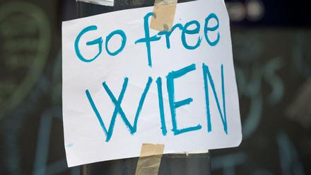 Mit dem Schild "Go free Wien" werden in Budapest kostenlose Autotransfers von Flüchtlingen nach Wien beworben.