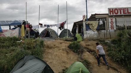 Rund 4000 Flüchtlinge leben nun in kleinen wilden Lagern in der Nähe der Ortschaft Idomeni