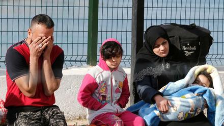 Syrische Flüchtlinge warten auf ihren Weitertransport in ein Flüchtlingslager in der Nähe des Hafens von Dikili in der Türkei.