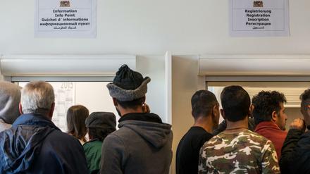 Flüchtlinge warten in einer Erstaufnahmeeinrichtung für Asylbewerber in Regensburg auf ihre Registrierung. Ab Neujahr soll für alle Asylbewerber wieder eine ausführliche Einzelfallprüfung stattfinden. 