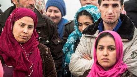 Frauen und Männer aus Afghanistan und Pakistan warten in einer Flüchtlingsunterkunft des Landes Hessen in Limburg. 
