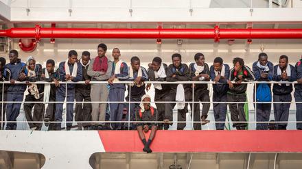 Flüchtlinge stehen Mitte Juli im italienischen Salerno an Bord eines Rettungsschiffs.