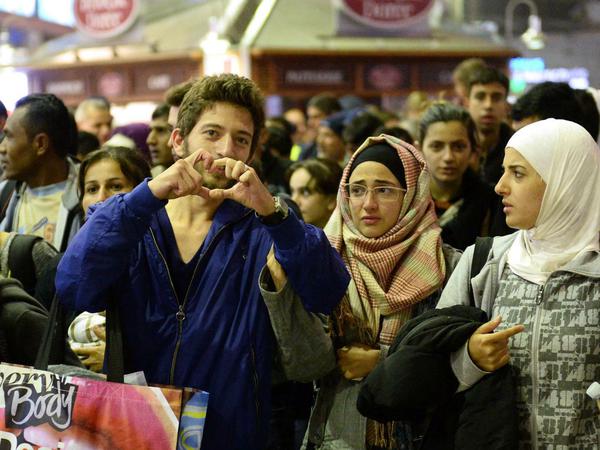 Dankbar: Ein Flüchtling, der in der Nacht zu Samstag mit einem Zug aus Budapest am Hauptbahnhof in München angekommen ist, formt mit seinen Händen ein Herz.