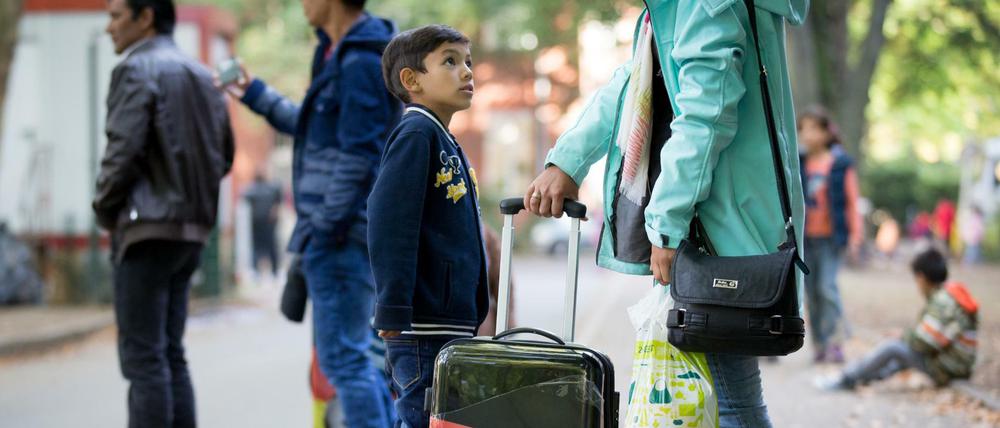 Flüchtlinge warten Berlin auf ihre Registrierung. und spätere Zuweisung eines Schlafplatzes.