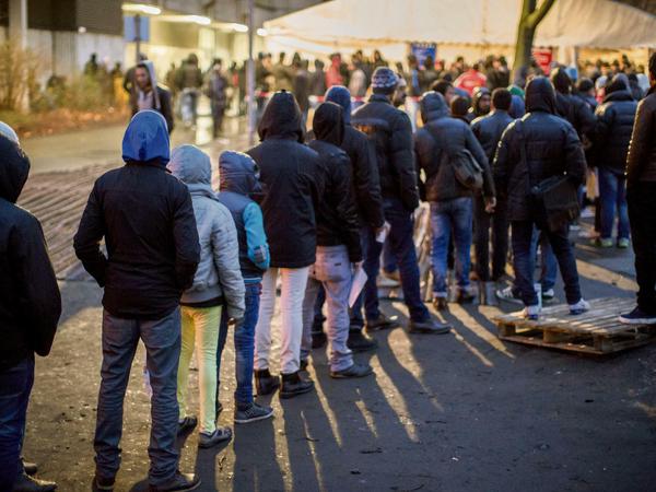 Wartende Flüchtlinge vor dem Berliner Lageso