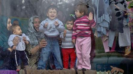 Flüchtlingskinder mit ihren Müttern im Flüchtlingslager "Voena rampa" in Sofia, Bulgarien.