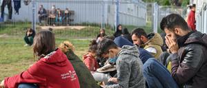 Mehrere Menschen sitzen in der Erstaufnahmeeinrichtung Eisenhüttenstadt. Das Bundesamt für Migration und Flüchtlinge (Bamf) registrierte ein deutliches Plus an Asylanträgen.