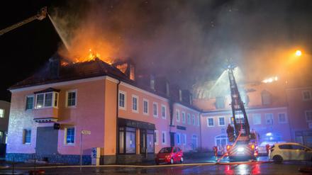 In einer geplanten Flüchtlingsunterkunft in Bautzen brach in der Nacht zu Sonntag ein Feuer aus. Bis Mitte Februar hat es bereits 118 Übergriffe auf Asylbewerberheime gegeben. 