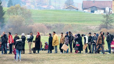 Danach wurde vieles anders, vor allem die politische Debatte. Flüchtlinge warten im November 2015 an der deutsch-österreichischen Grenze auf ihre Einreise nach Deutschland. 