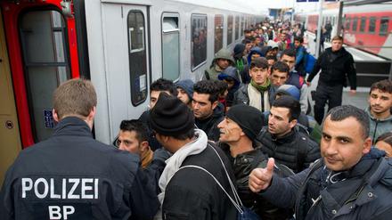 Flüchtlinge gehen am Bahnhof in Passau zu einem Sonderzug nach Düsseldorf.