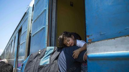 Sie weiß nichts von Dublin und braucht Hilfe: Syrisches Mädchen am Montag in einem Zug Richtung Serbien.