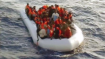 Das Foto der italienischen Finanzpolizei zeigt das Schlauchboot mit mehr als 50 Flüchtlingen, das am 25.08.2009 vor der Küste von Lampedusa an Land ging.