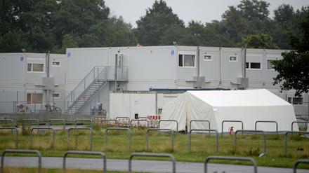 Zelte und Container stehen bereits in der Zentralen Erstaufnahmeeinrichtung für Flüchtlinge in der Nähe des Stadions des Fußball-Bundesligisten Hamburger SV. 