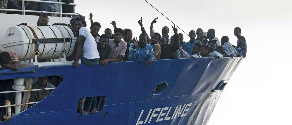 Afrikanische Flüchtlinge auf dem Rettungsschiff Lifeline vor der libyschen Küste. 