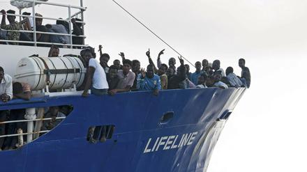 Hunderte Flüchtlinge auf dem Rettungsschiff von "Mission Lifeline" hoffen auf einen sicheren Hafen in Europa. 
