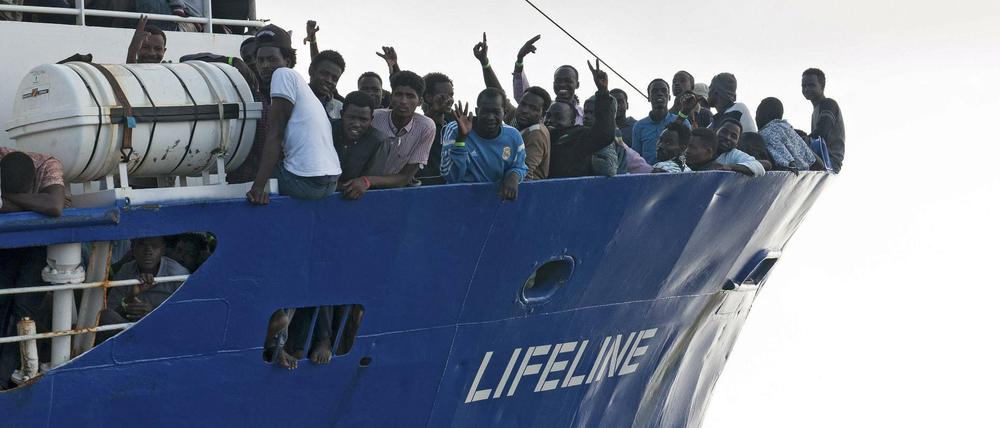 Hunderte Flüchtlinge auf dem Rettungsschiff von "Mission Lifeline" hoffen auf einen sicheren Hafen in Europa. 