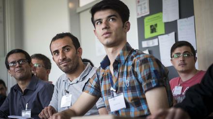 Flüchtlinge nehmen an einem Kurs an der Freien Universitaet in Berlin teil.