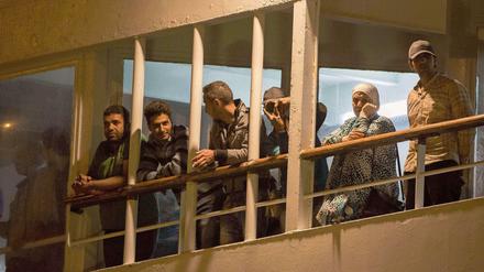 Gerettete Flüchtlinge auf einem Kreuzfahrtschiff im Hafen der Stadt Limassol auf Zypern.