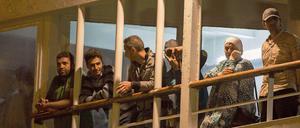 Gerettete Flüchtlinge auf einem Kreuzfahrtschiff im Hafen der Stadt Limassol auf Zypern.