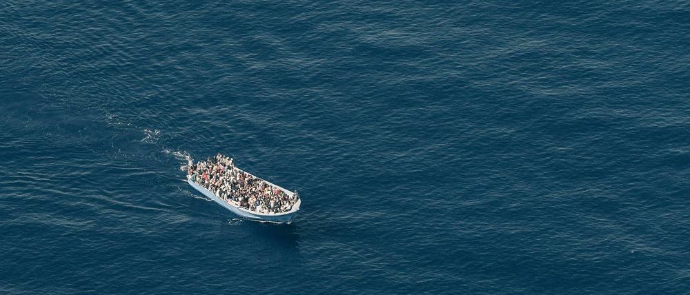 Ein Flüchtlingsboot fährt vor der Küste vor Libyen, beobachtet aus dem Suchflugzeug der Hilfsorganisation Sea-Watch (Archivbild).