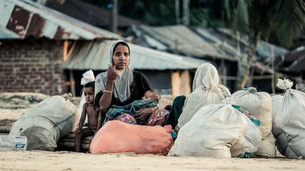 Rohingya-Flüchtlinge warten auf die Umsiedlung in ein neues Camp. 