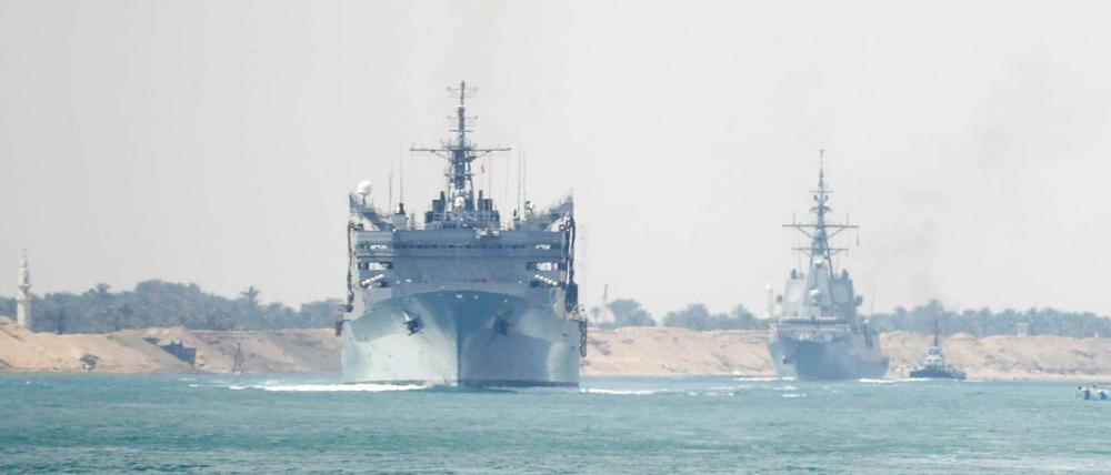 Der US-Flugzeugträger USS Abraham Lincoln im Suezkanal vor der Küste von Ägypten.