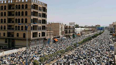 Wie zu jedem Freitagsgebet in den vergangenen Wochen blockierten auch heute hundertausende Anhänger der Houthi-Rebellen die Zufahrt zu Sanaas Flughafen.