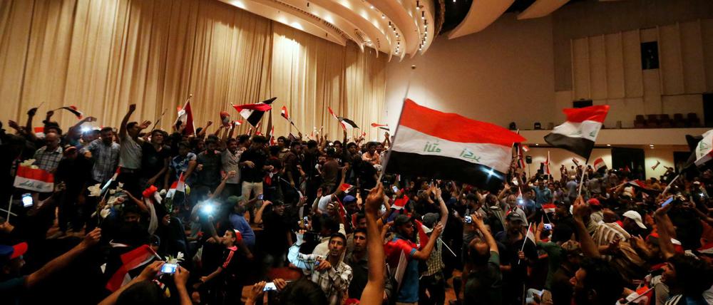 Anhänger des schiitischen Geistlichen Muktada al-Sadr besetzen ein Parlamentsgebäude in Bagdad. 