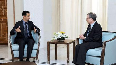 Zu unbequem: US-Botschafter Ford (r.) wird so bald nicht mehr beim syrischen Präsidenten Assad zu Gast sein.