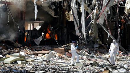 Schutt und Asche. Als die Trauerhalle in Sanaa bombardiert wurde, sollen sich bis zu 1000 Menschen dort aufgehalten haben. Mindestens 140 starben.