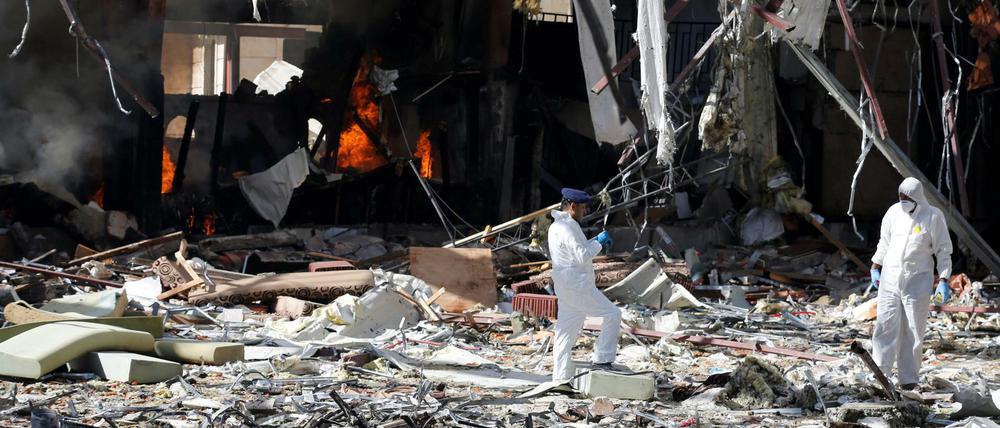 Schutt und Asche. Als die Trauerhalle in Sanaa bombardiert wurde, sollen sich bis zu 1000 Menschen dort aufgehalten haben. Mindestens 140 starben.